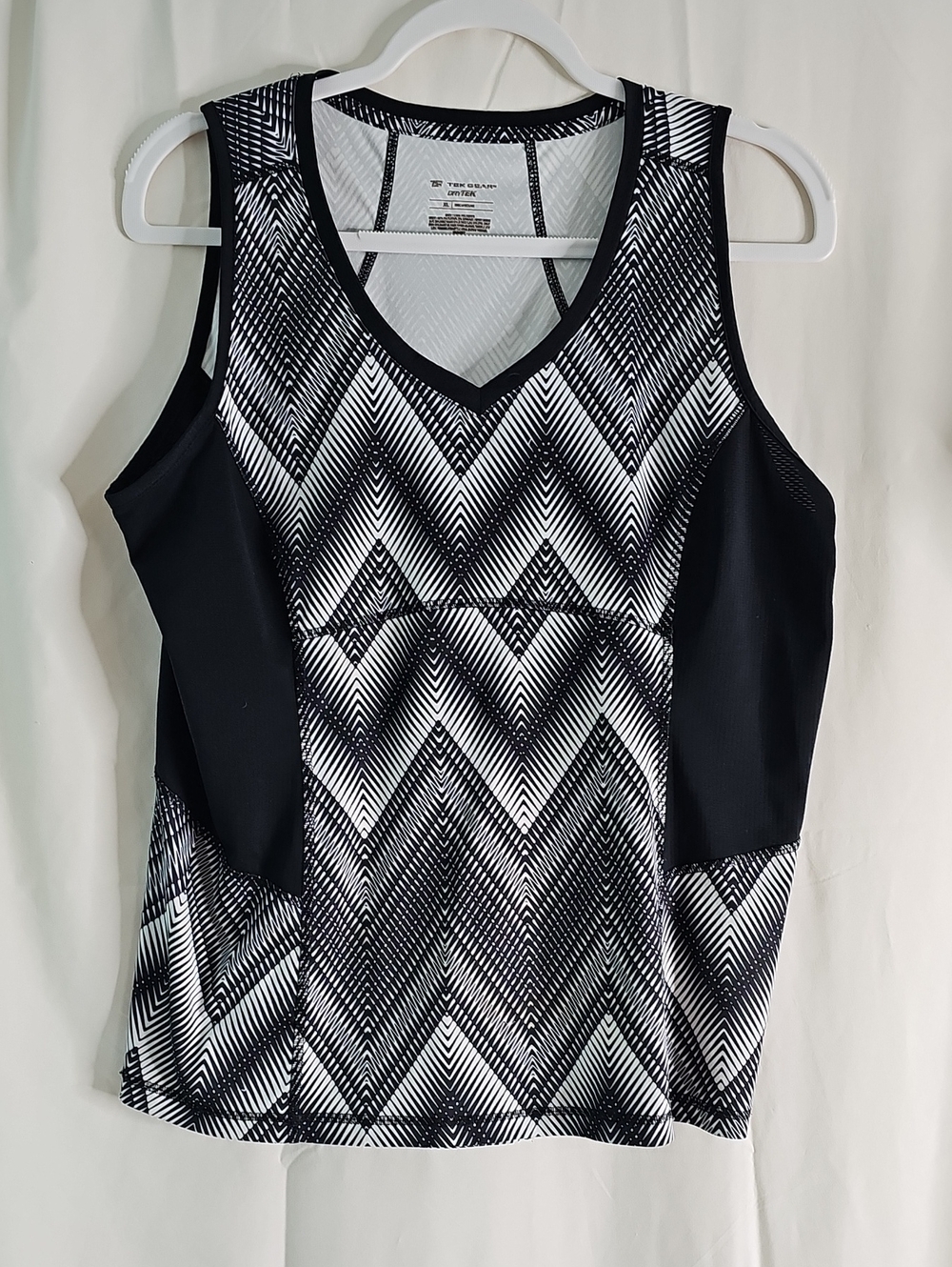 tek gear Black & White Chevron V‑Neck Tank Top - Picture 1 of 5